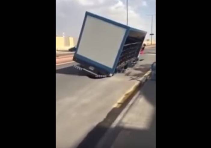 فيديو مرعب: الأرض تبتلع شاحنة في السعودية