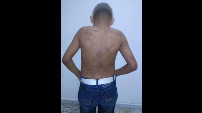 بالصور: اوقف بعدما ضرب ابنه بسلك كهربائي