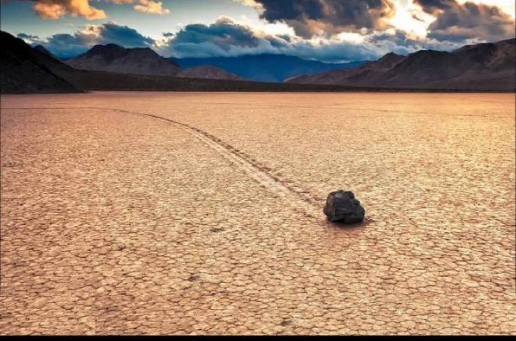 فيديو وصور| "وادي الموت" وسر أحجاره المتحركة