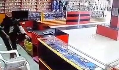 شاهد لحظة اقتحام متجر للهواتف بالسواطير