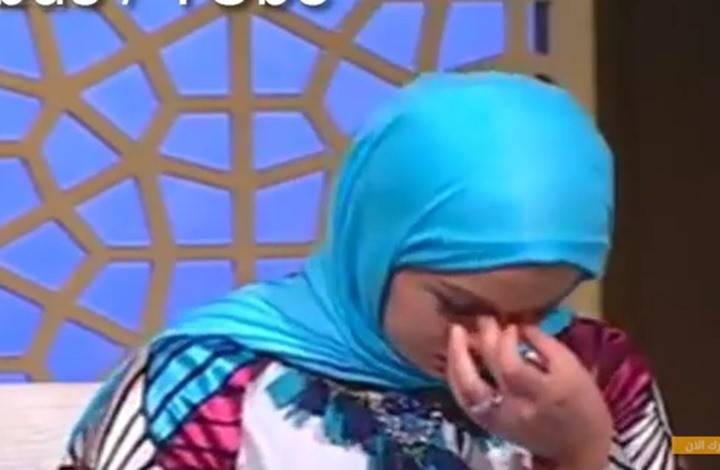 بالفيديو: مذيعة تبكي بحرقة على الهواء.. بسبب طفلها "المريض"