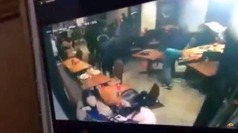 فيديو: عصابة تقتحم مطعماً بالهراوات والسكاكين وتطعن أحد الزبائن