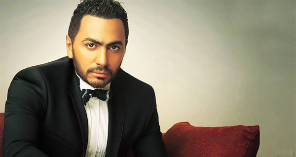 بالفيديو... تامر حسني في موقفٍ حرجٍ أثناء التكريمه!