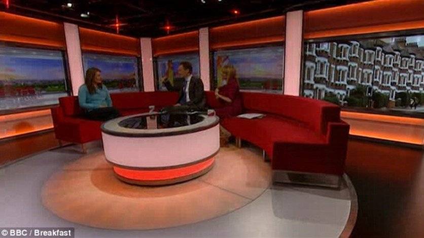 بالفيديو: رصد "شبح" مرّ أمام الكاميرا في برنامجٍ مباشر على BBC