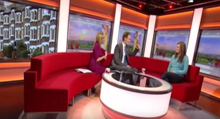 بالفيديو- رصد شبح يمر أمام الكاميرا خلال بث برنامج على قناة BBC