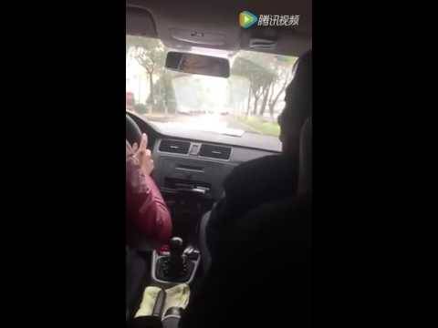 “فيديو”: مدرب قيادة سيارات ينهال بالضرب على أحد طلابه