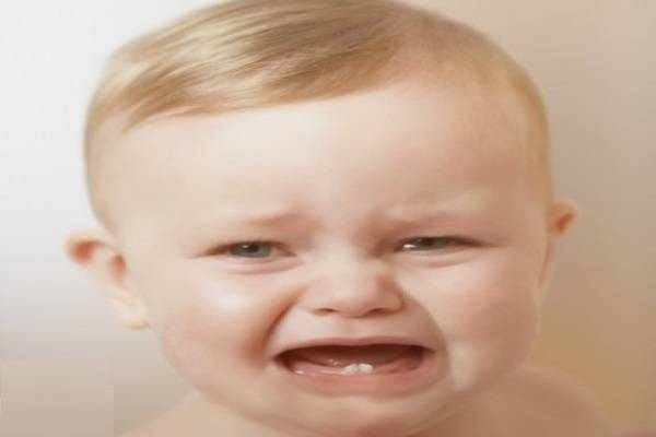 بالصور- بدأ طفلها بالصراخ فجأة.. وبعدما حملته وألقت نظرة بالصدفة على ظهره كانت المفاجأة!
