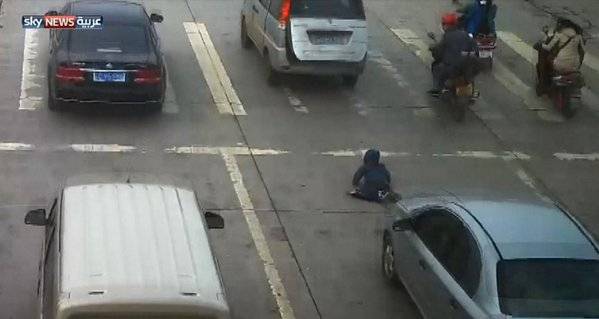فيديو مرعب- طفل ينجو من الموت بأعجوبة