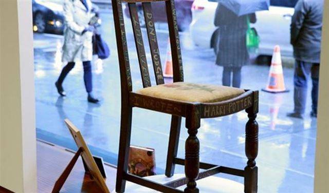 كرسي كاتبة "هاري بوتر" يباع بنحو 400 ألف دولار