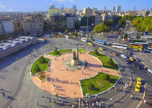 الشرطة التركية تفجر حقيبة في ميدان تقسيم باسطنبول