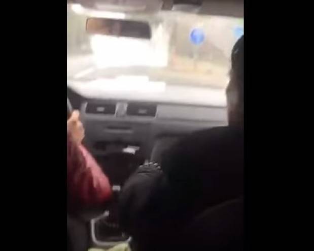 بالفيديو- مدرب قيادة سيارات ينهال بالضرب على شاب