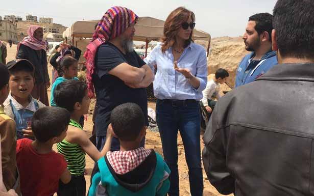 نورا جنبلاط جالت والناشط العالمي
آي واي واي في مخيمات النازحين