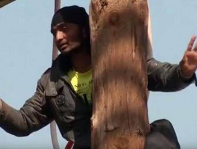 بالفيديو: لاجئ يفضّل الشنق على إعادته إلى تركيا