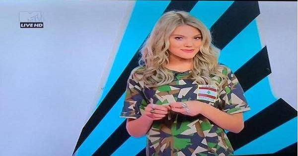 مذيعة أوروبية ترتدي العلم اللبناني وتشعل مواقع التواصل بصورتها!