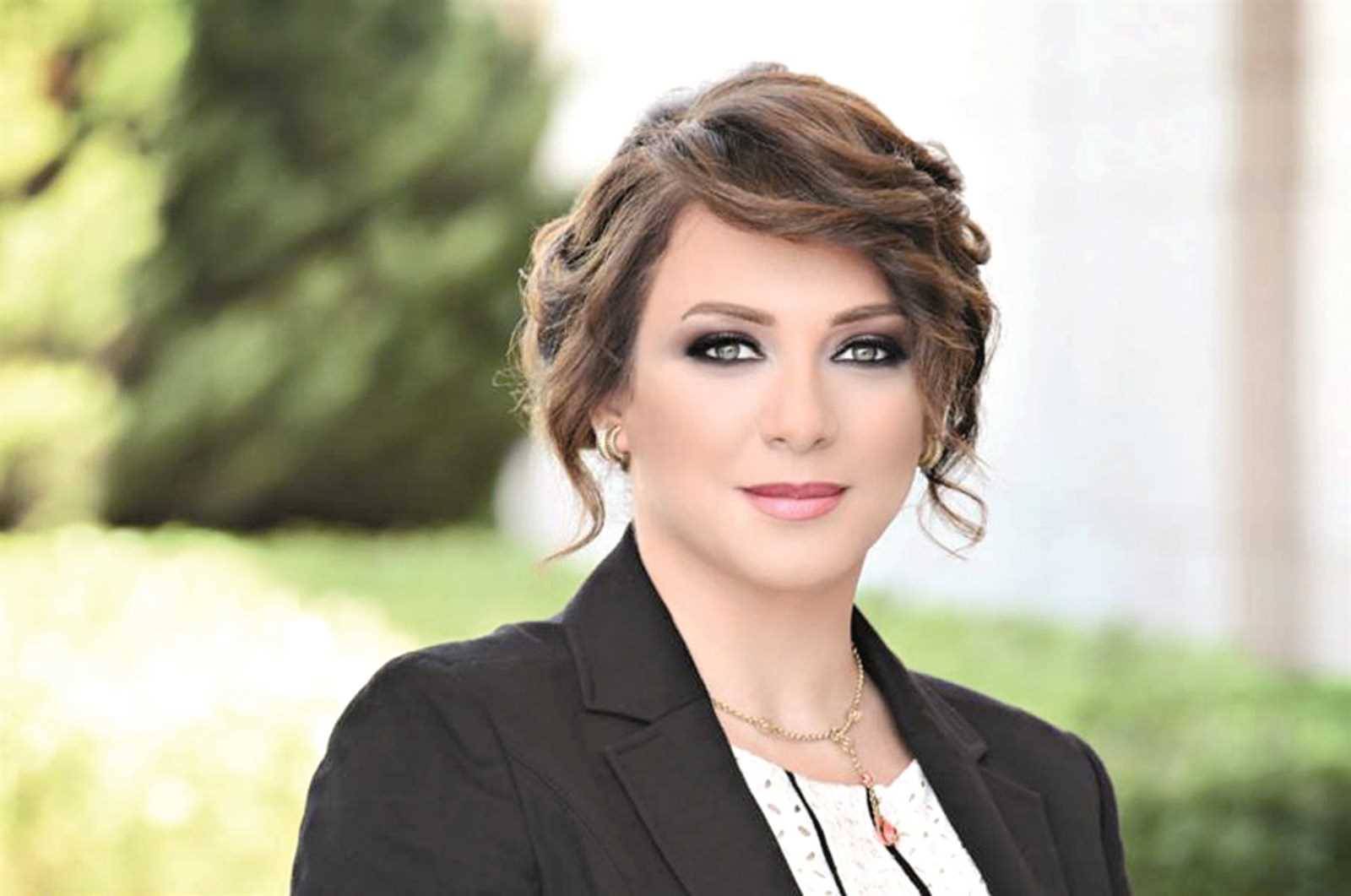 بالصورة شقيقة سلاف فواخرجي على جبهة القتال تحمل السلاح