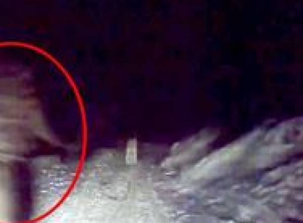 بالفيديو: امرأة تفاجأ بشبح عروس يمر أمام سيارتها