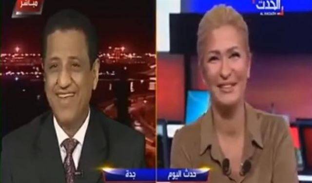 بالفيديو.. وزير يغازل "مذيعة" على الهواء