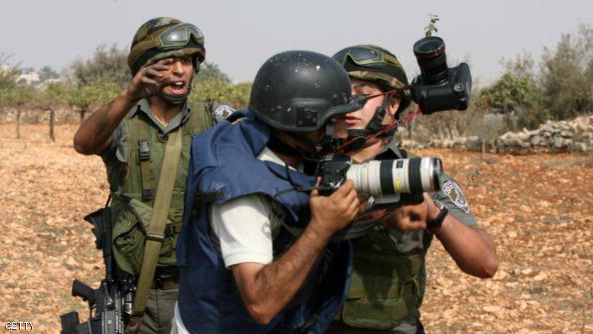 مقتل صحفي فلسطيني و15 انتهاكا إسرائيليا في شهر