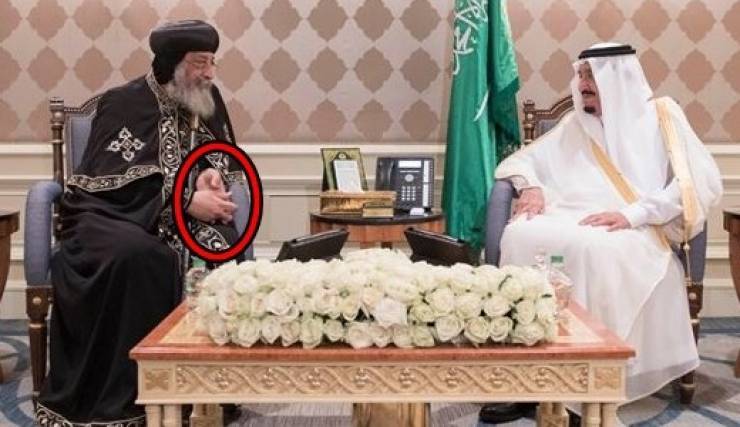 ما هو سرعدم حمل البابا لـ "الصليب" خلال لقاء الملك سلمان؟!