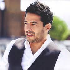 محمد حماقي ممنوع من السفر للإمارات