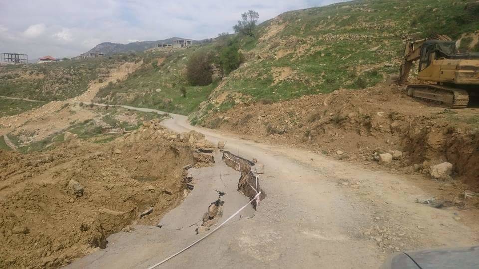 تشققات على طريق بريح كفرنبرخ.. والاهالي يناشدون
