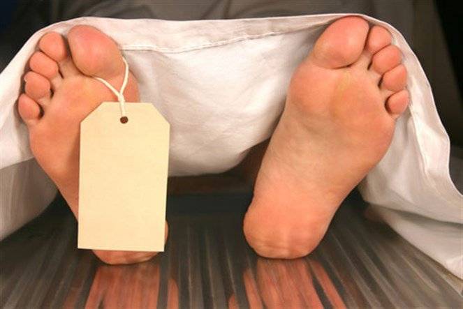 وجد جثة ممدة على السرير داخل غرفة في أحد فنادق المعاملتين، وهذا ما وجد الى جانبه!