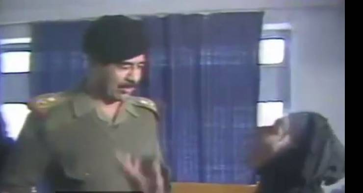 فيديو نادر | شاهد ماذا قال صدام حسين لهذه العجوز العراقية