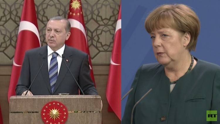ميركل : حرية التعبير في ألمانيا غير مرتبطة بمطالب تركيا