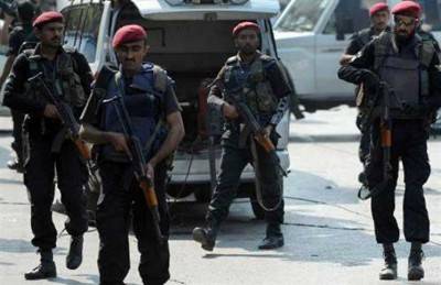 الشرطة الباكستانية تداهم 200 منزل وتعتقل 38 شخصاً في عملية أمنية ببيشاور