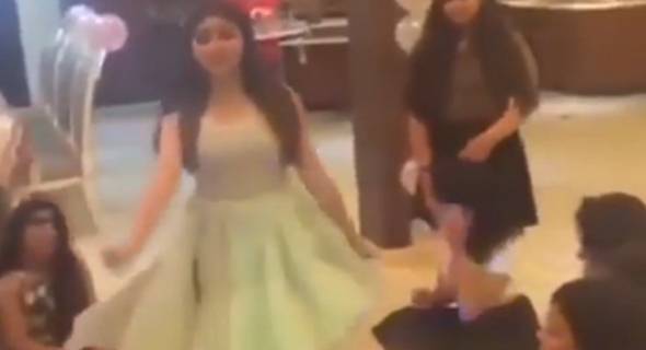 بالفيديو.. حلا الترك تشعل مواقع التواصل بهذه الرقصة المثيرة!