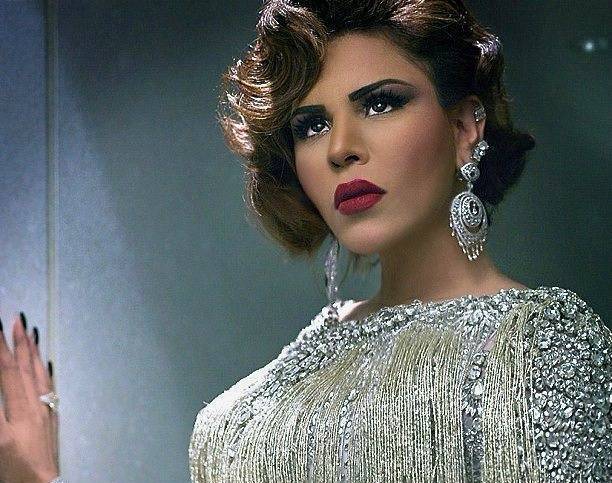 بالصورة: أحلام تهجم من جديد: الطاووس لا يعيش مع الكلاب