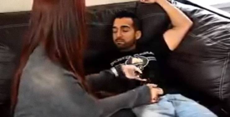فيديو للكبار فقط:  شاهد ماذا فعلت هذه الفتاة مع هذا الشاب وهو نائم