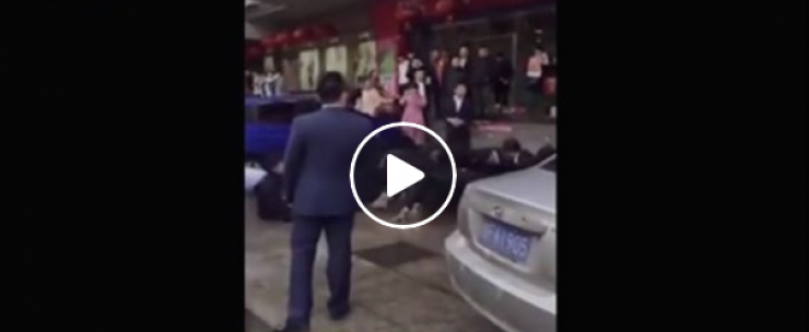 فيديو: شركة صينية تعاقب موظفيها بالزحف على الأرض.. السبب؟!