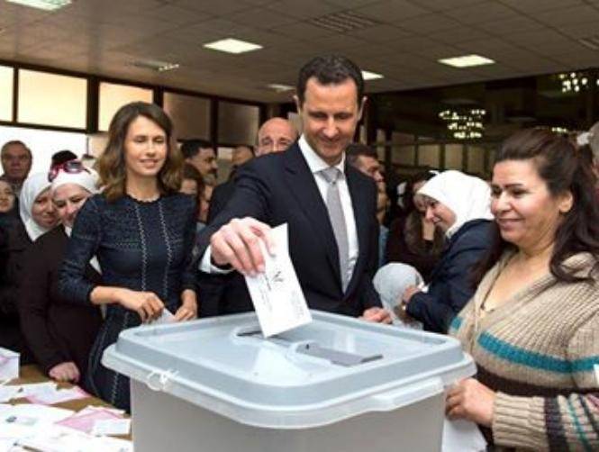 الأسد وعقيلته يدليان بصوتيهما في انتخابات مجلس الشعب بمكتبة "الأسد" في دمشق