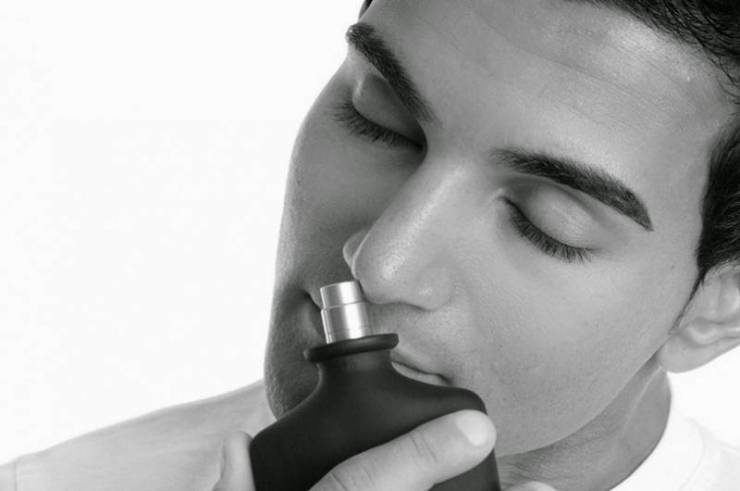 مهما كان عطرك رخيص الثمن.. إليك هذا السر لبقائه طوال اليوم