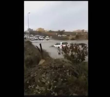 بالفيديو.. هذا ما حصل لـ"متهور" اقتحم مجرى السيل