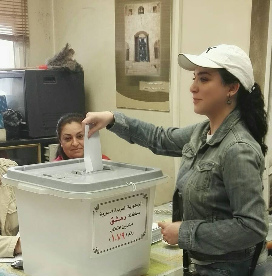 بالصورة: هكذا علقت سلاف فواخرجي على الإنتخابات السورية
