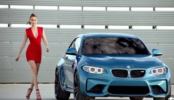 بالفيديو: إثارة بين جيجي حديد و"BMW" الجديدة