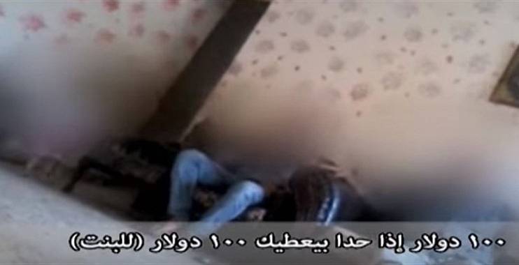 بالفيديو –صدمة اجتماعية جديدة.. أب يسهّل الدعارة في منزله..”100$ ع البنت أو الزوجة”