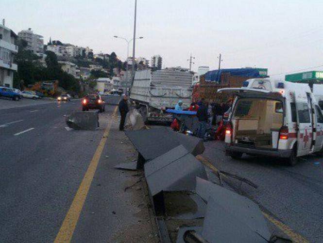 بالصور: جريحان بتصادم بين شاحنة وسيارتين