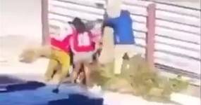 بالفيديو شابين يعتديان علي شاب كان برفقة صديقته شاهدو مادا فعلت البنت