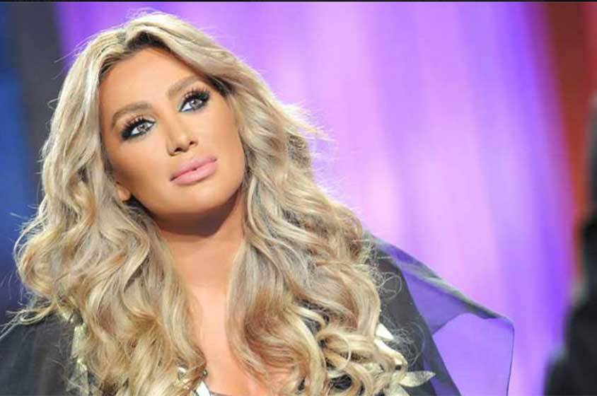 ممثل شهير يحاول تقبيل يد مايا دياب!! شاهدوا ردة فعلها