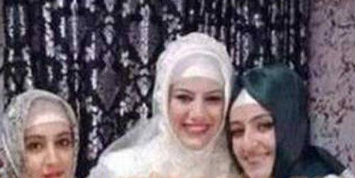 بالصور عروس محجبة ترتدي فستان مكشوف الصدر والبطن