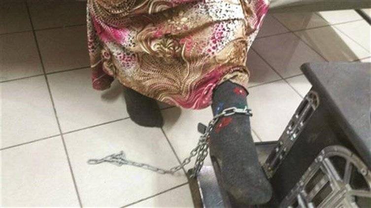 قامت والدتها بتحضيرها للغسل بانتظار أن يتم حز عنقها تحت جنح الظلام!.. هكذا نجت منار من «الذبح».. بالصدفة!