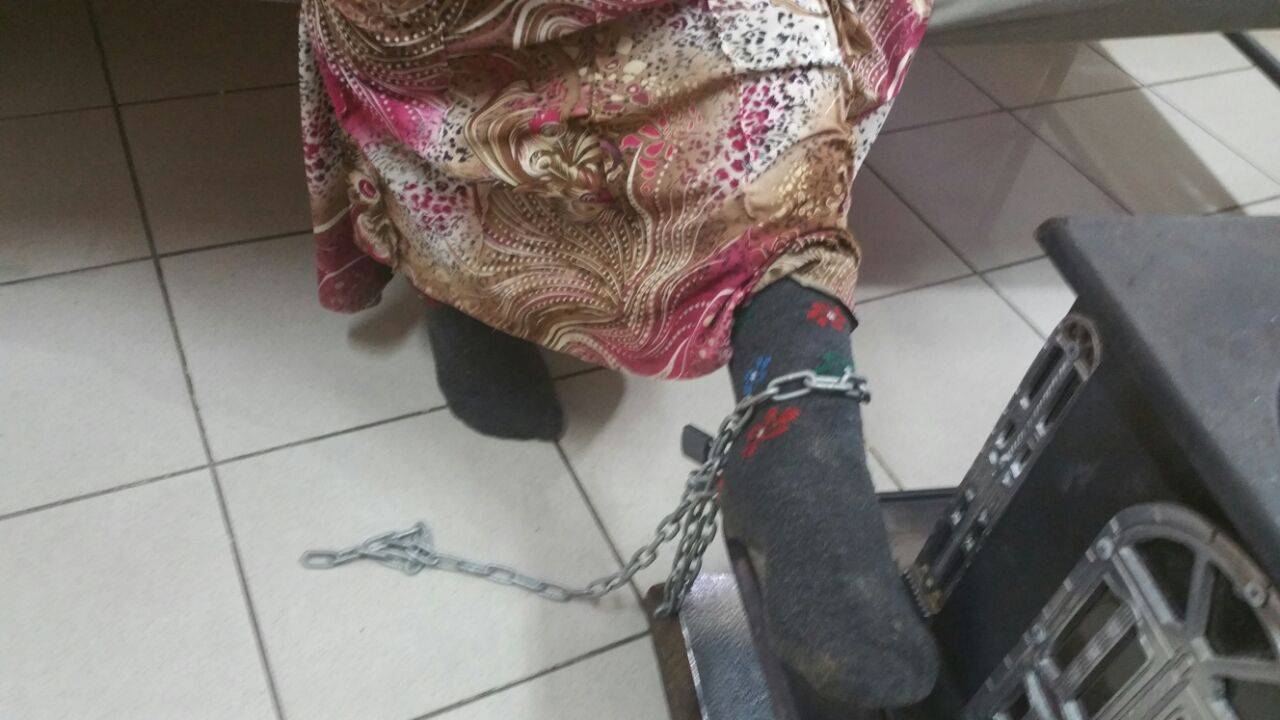 بالصور- عنّفاها وضرباها وكبّلاها بالسلاسل لأنها خرجت عن " طاعتهما"