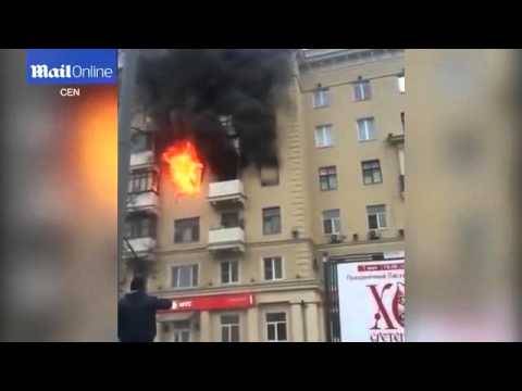 “فيديو”: لحظة احتراق امرأة داخل مبنى في روسيا