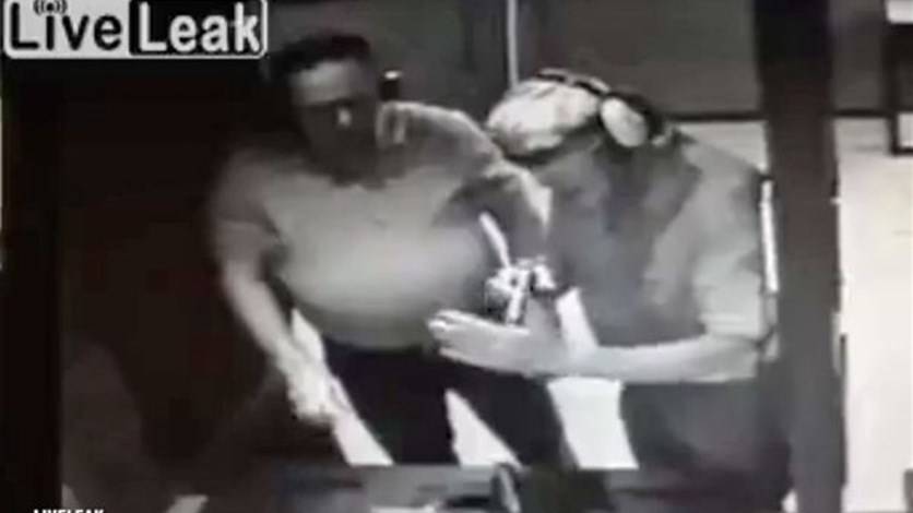 بالفيديو: رجل يُطلق النار على يده لاختبار قدرته