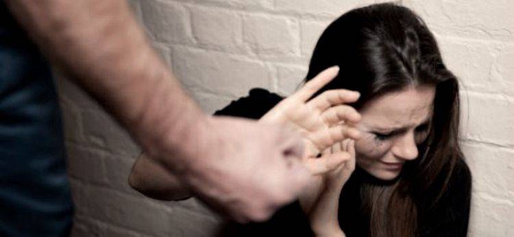 ذبح شقيقته ببرودة أعصاب بعدما رآها...