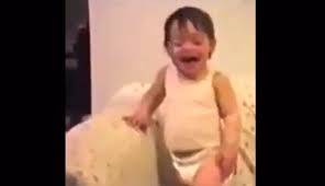 فيديو رائع لا تفوت مشاهدته.. ردّ فعل طفل لحظة سقوط توأمه!