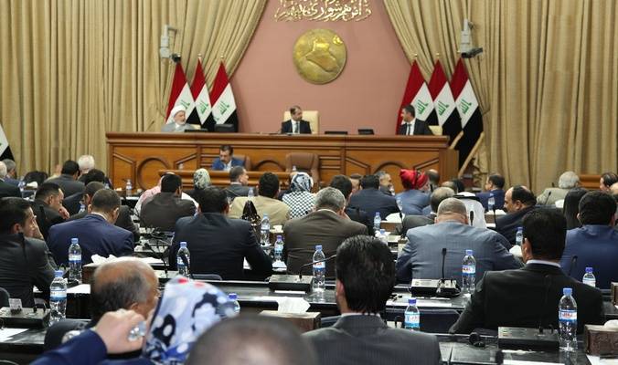 بالفيديو- اشتباكات وتراشق بالقوارير داخل البرلمان العراقي